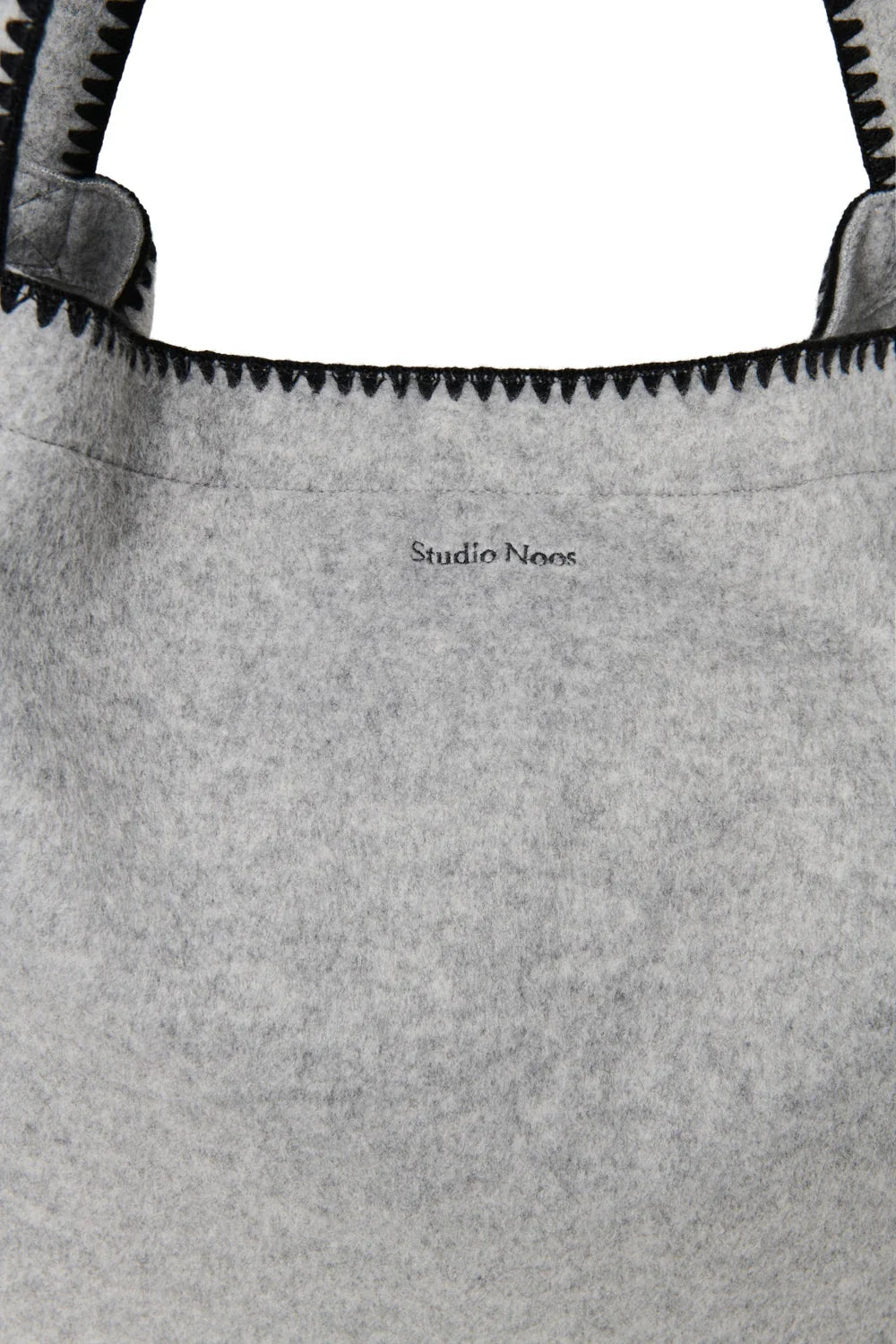 Graue, wollähnliche Müttertasche