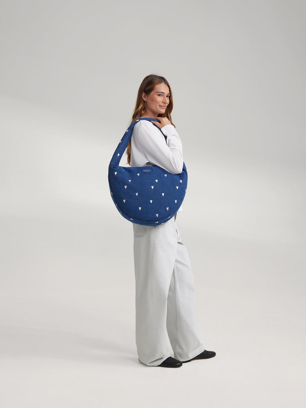 Denim schoudertas | Donkerblauw met witte hartjes