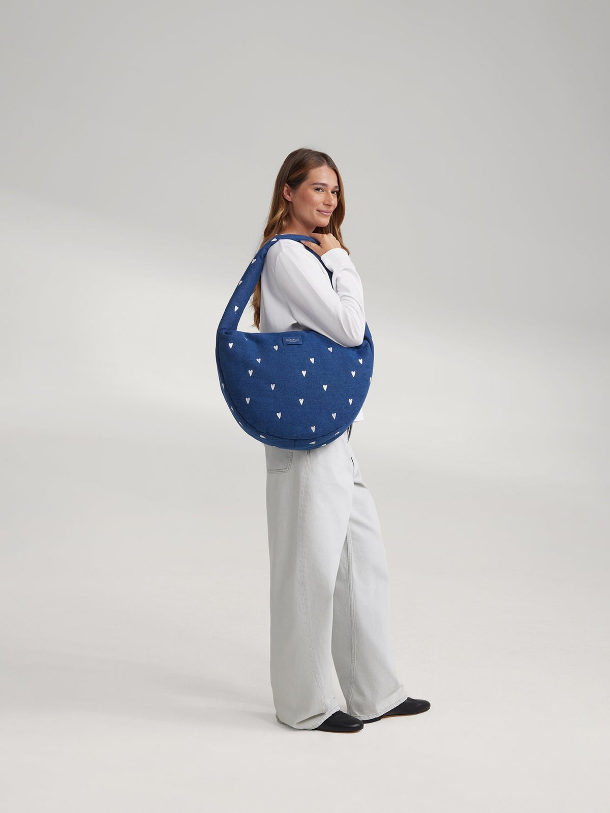 Denim schoudertas | Donkerblauw met witte hartjes