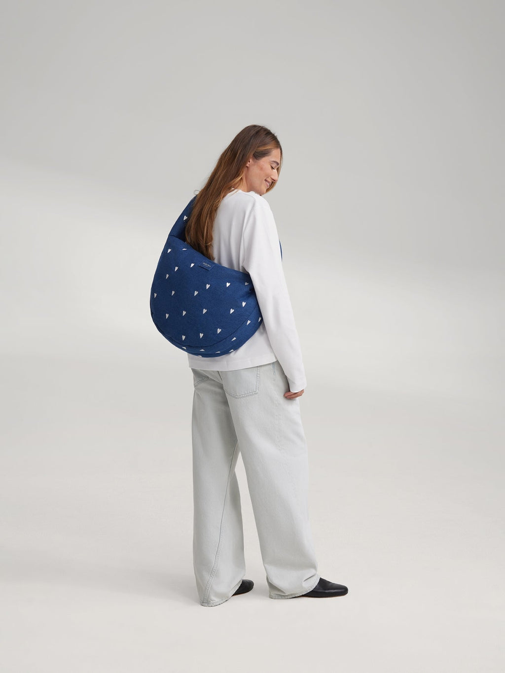Denim schoudertas | Donkerblauw met witte hartjes