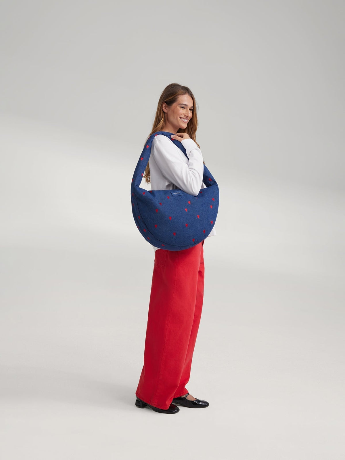 Denim schoudertas | Donkerblauw met rode hartjes