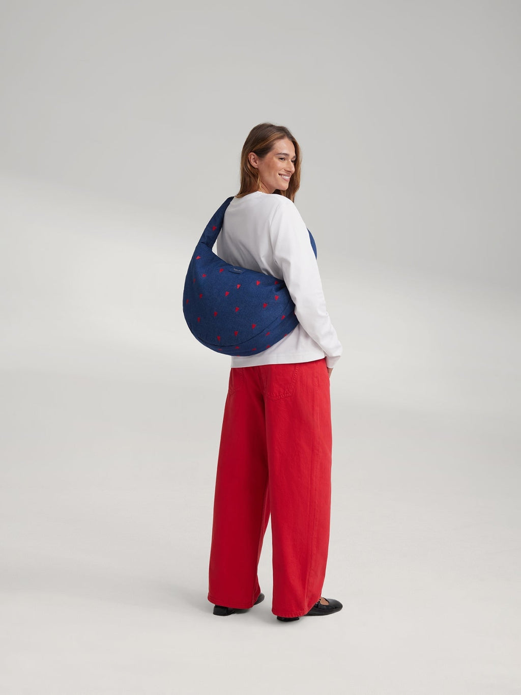 Denim schoudertas | Donkerblauw met rode hartjes