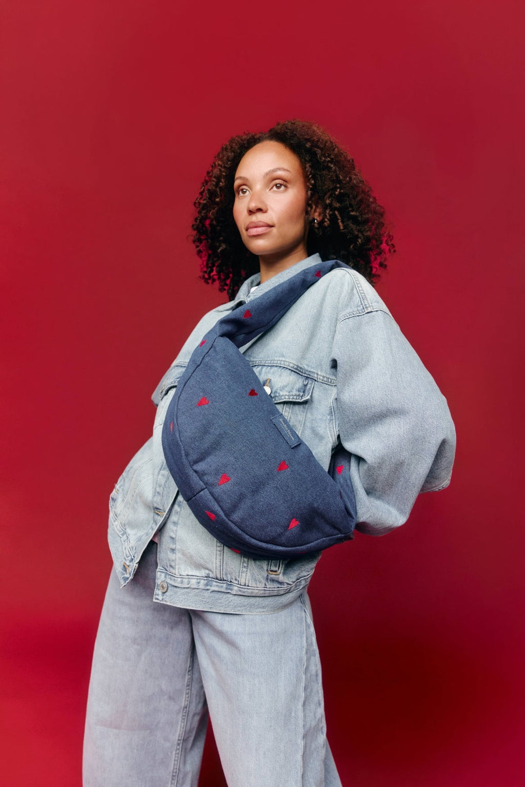 Denim Mini-schoudertas | Donkerblauw met rode hartjes