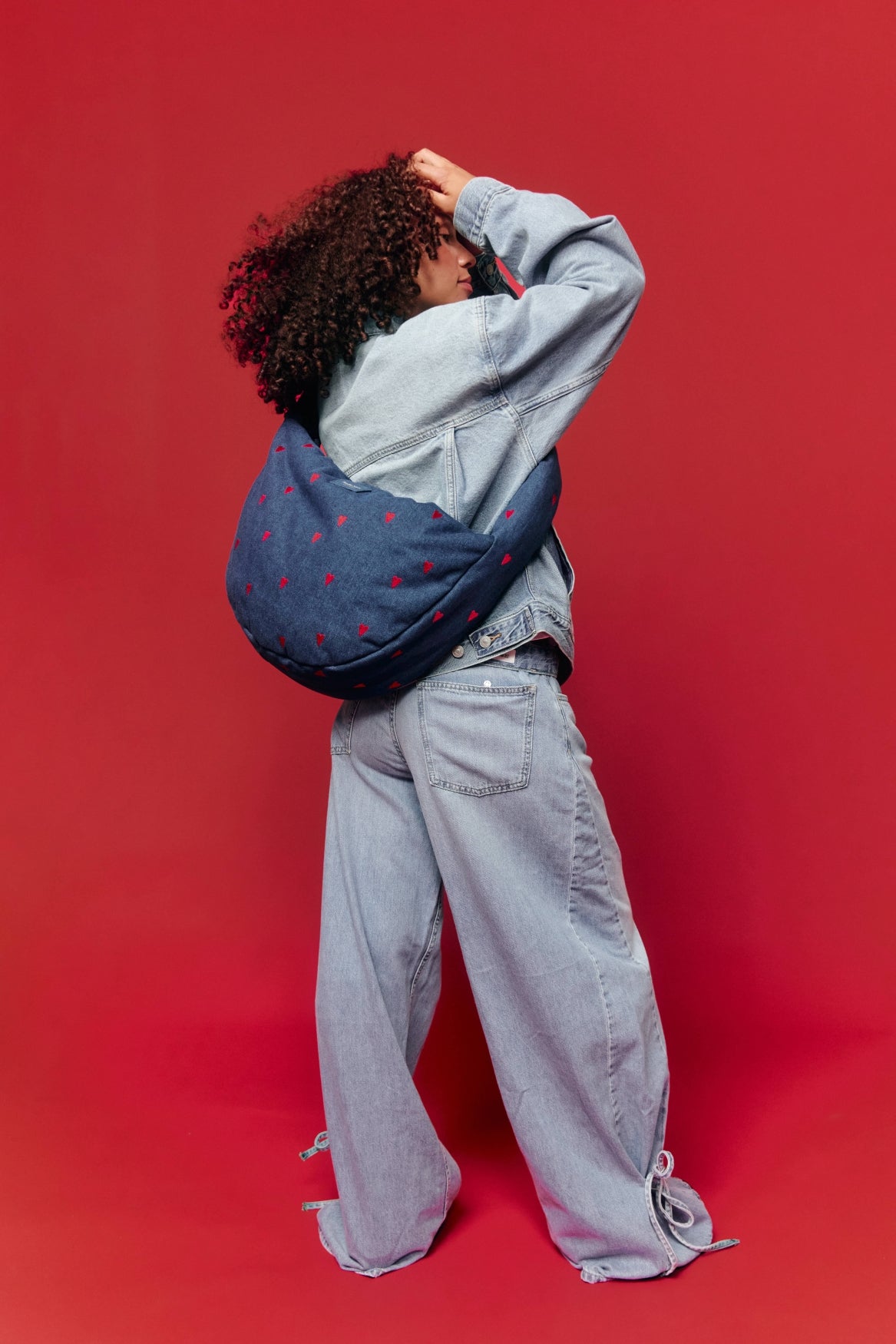 Denim schoudertas | Donkerblauw met rode hartjes
