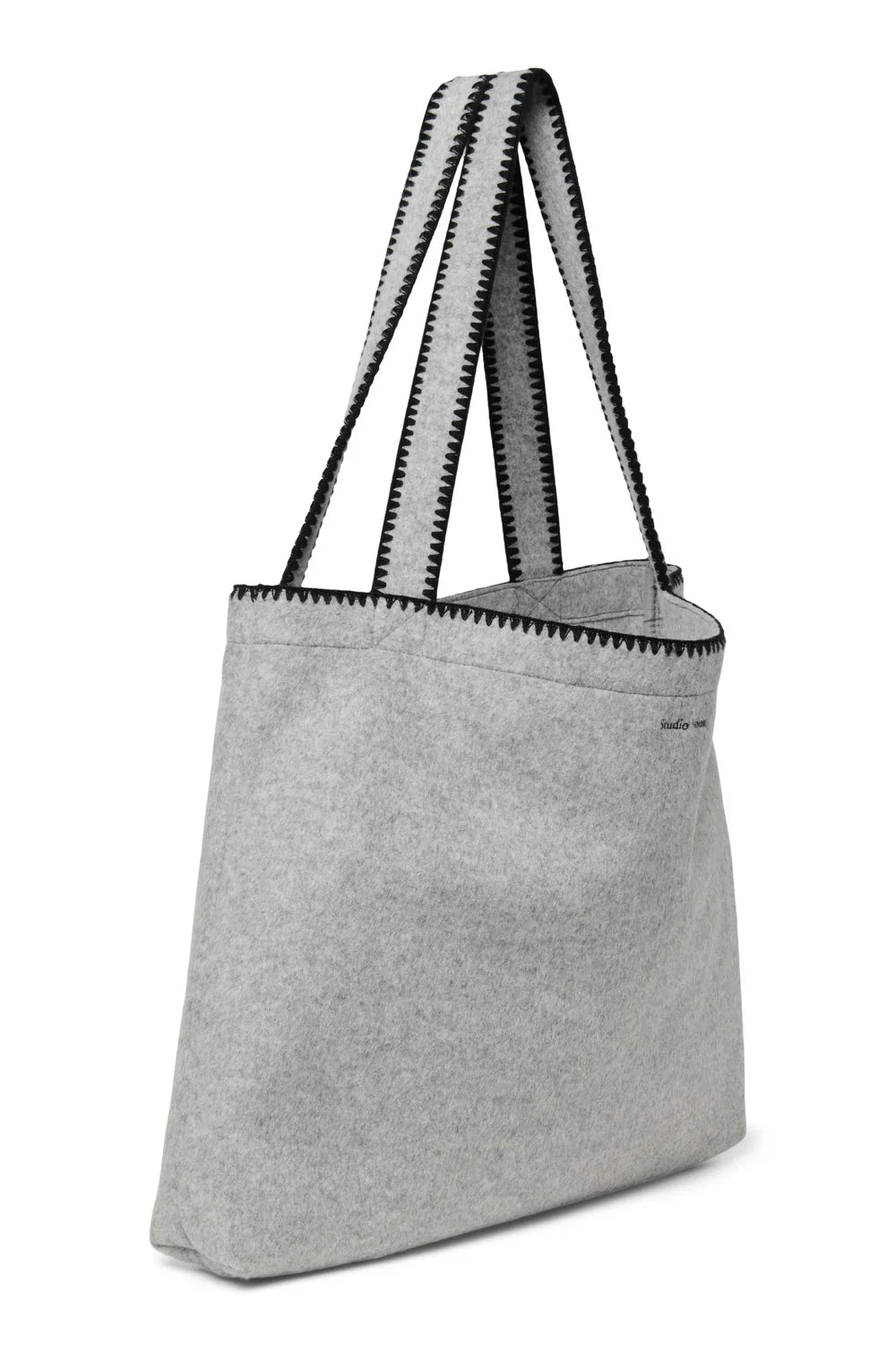 Graue, wollähnliche Müttertasche