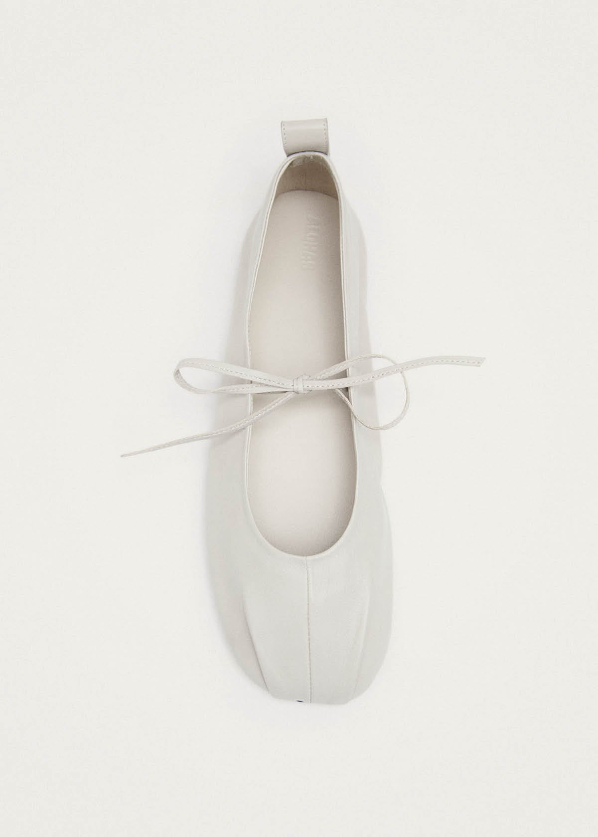 Elva crèmekleurige leren ballerina's