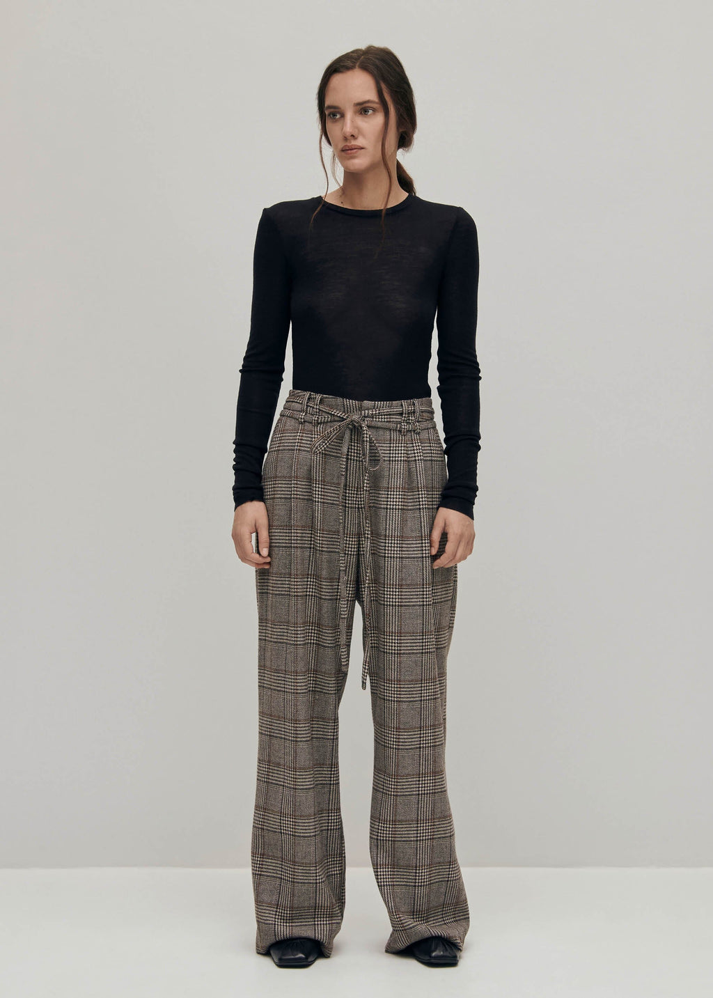 Kathy prüft die braune Hose