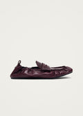 Saliegroene leren loafers in bordeauxrood